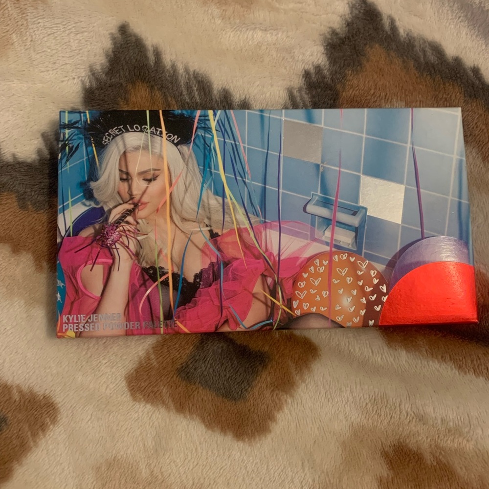 Kylie Jenner Sipping Pretty Pressed Powder Palette